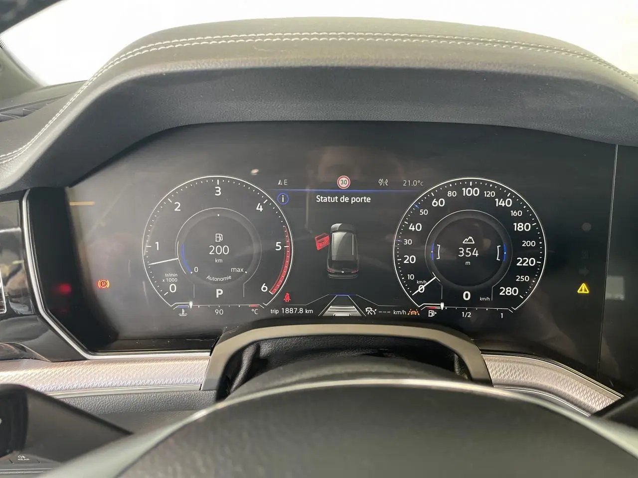 Vue rapprochée du tableau de bord numérique du Volkswagen Touareg 2019 affichant le statut de porte ouverte.