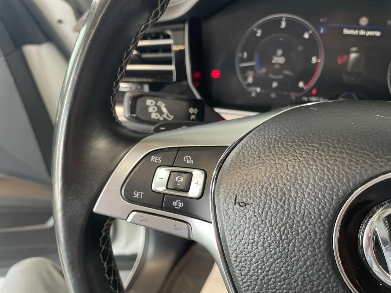 Gros plan sur le volant cuir noir multifonction R-Line du Volkswagen Touareg 2019, avec commandes de régulateur de vitesse.