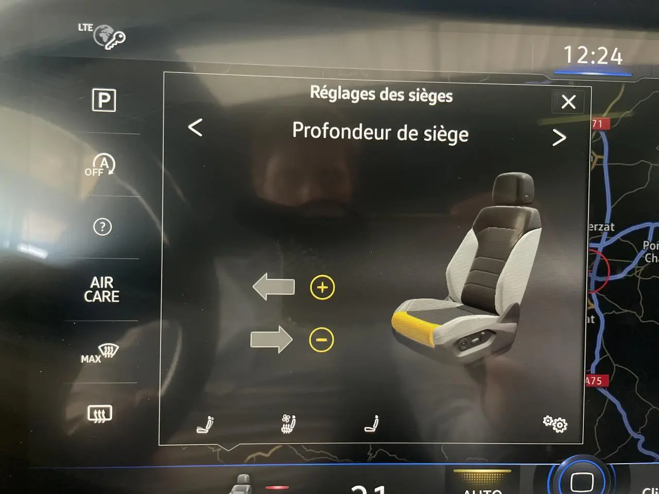 Écran tactile intérieur montrant le réglage de la profondeur du siège avant du Volkswagen Touareg blanc.