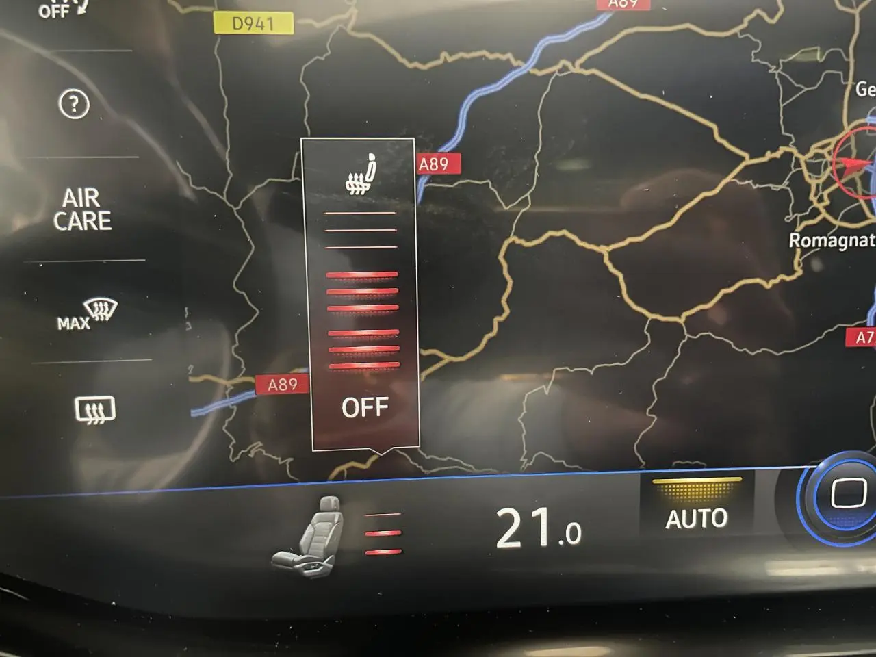 Écran tactile intérieur du Volkswagen Touareg 2019 montrant la commande de siège chauffant et la carte de navigation.