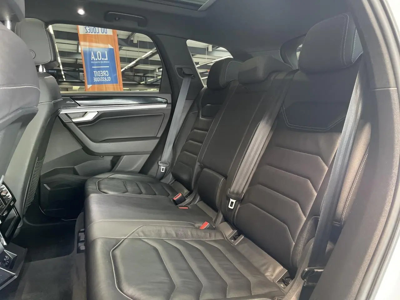 Vue intérieure côté droit des sièges arrière en cuir noir du Volkswagen Touareg 3.0 V6 TDI R-line Exclusive 2019.