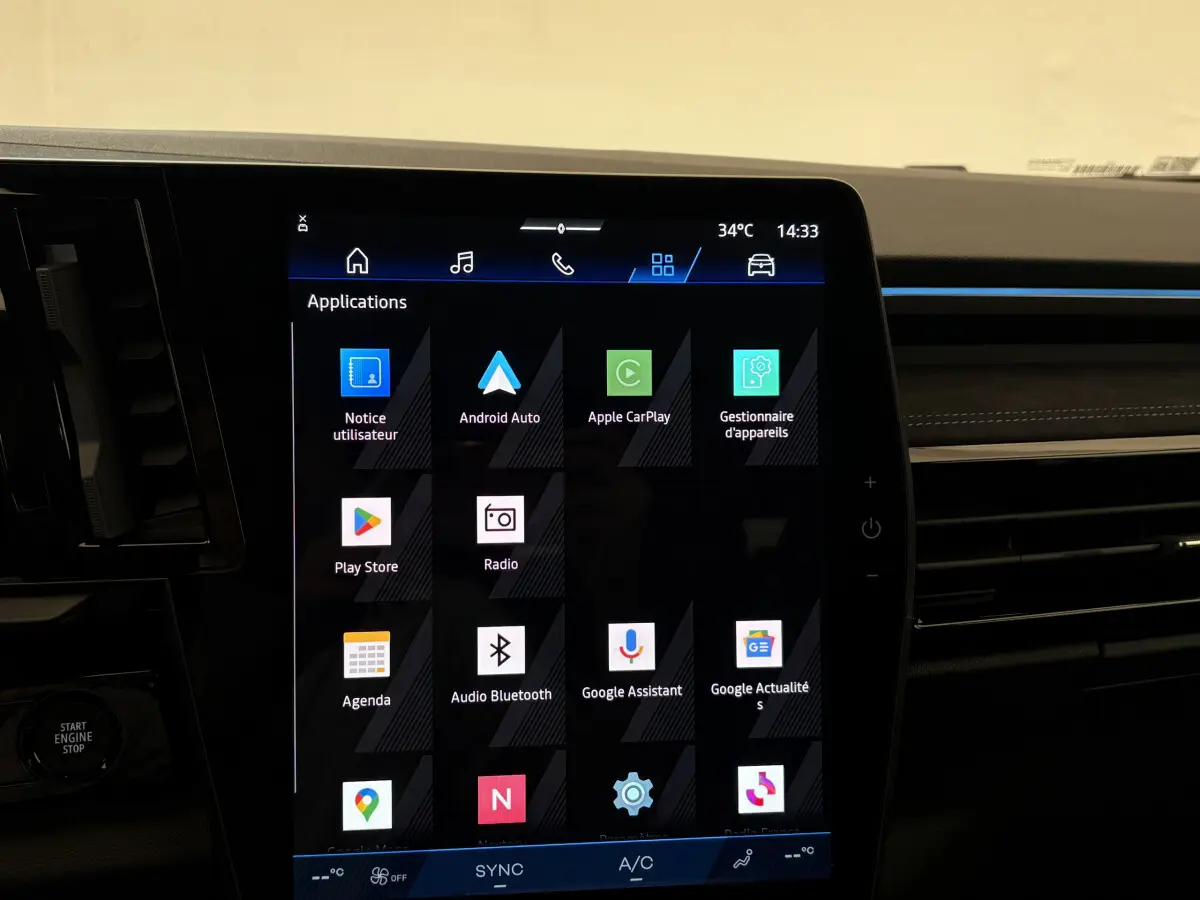 Écran tactile central affichant les applications multimédia dans l’habitacle d’un Renault Espace blanc, version 2025.