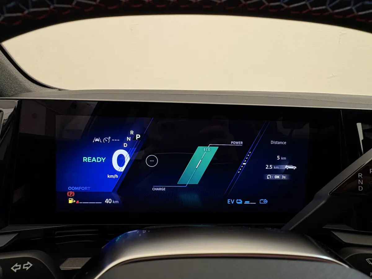 Affichage numérique multifonctions du combiné d'instruments du Renault Espace blanc, vue de face centrée sur le tableau de bord.