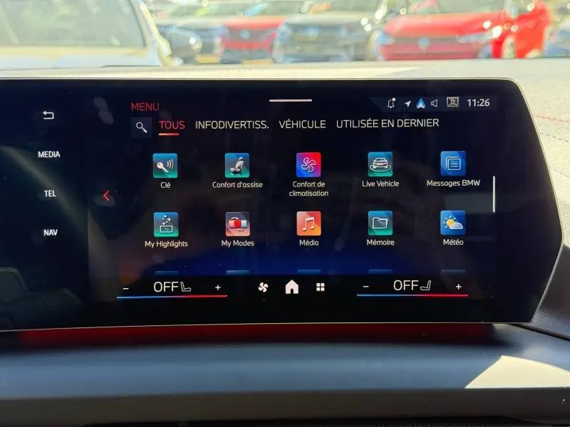 Écran tactile central de la BMW Série 1 120dA M Sport 2025 affichant le menu principal du système multimédia.