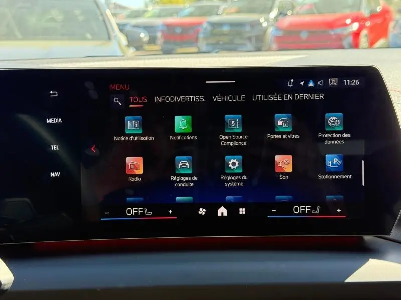 Écran tactile central de la BMW Série 1 120dA M Sport 2025 affichant le menu des réglages et fonctions connectées.