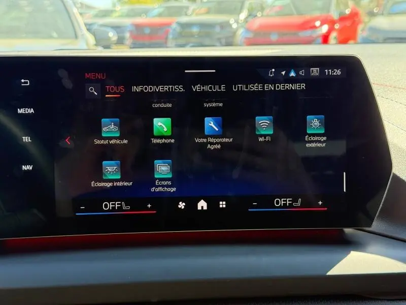 Écran tactile central du tableau de bord de la BMW Série 1 120dA M Sport, affichant le menu principal.