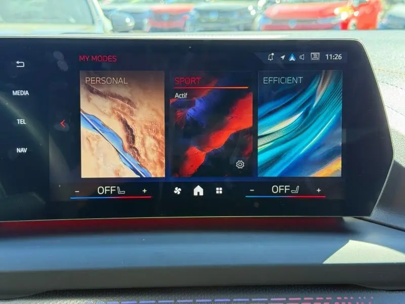 Écran tactile central de la BMW Série 1 120dA M Sport affichant les modes de conduite Personal, Sport et Efficient.