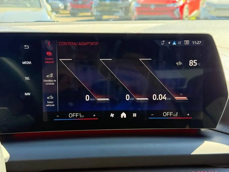 Écran tactile intérieur de la BMW Série 1 120dA M Sport 2025 affichant les données adaptatives du véhicule.