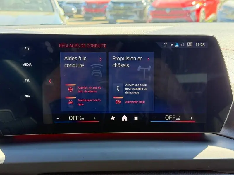 Écran tactile central de la BMW Série 1 120d M Sport 2025 affichant les réglages de conduite, vue intérieure frontale.