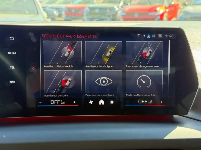 Écran tactile intérieur de la BMW Série 1 120dA M Sport 2025 affichant les alertes de sécurité et assistance à la conduite.