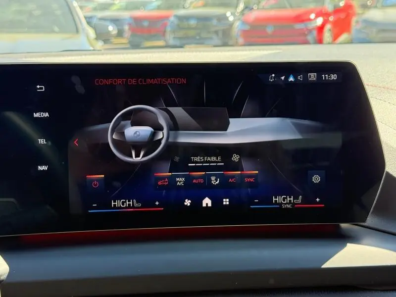 Écran tactile central de la BMW Série 1 120dA M Sport 2025 affichant le menu de climatisation intérieure.