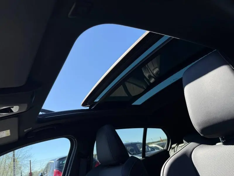 Intérieur de la BMW Série 1 120dA M Sport avec toit ouvrant panoramique et sièges sport noirs vus côté avant droit.