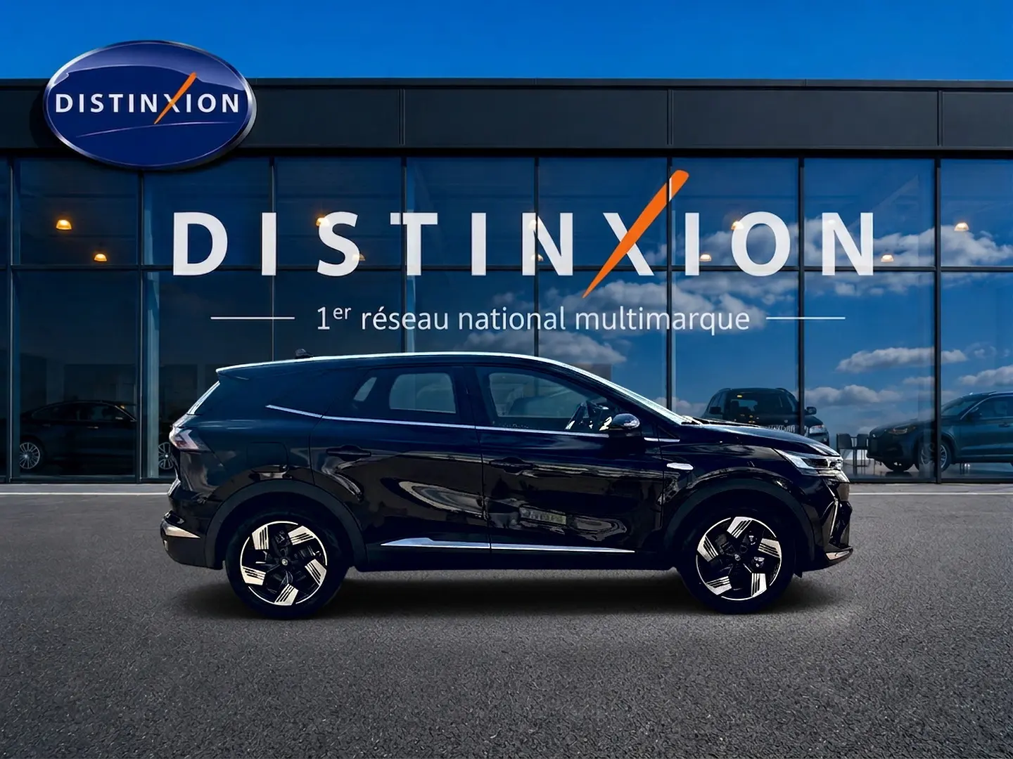 Profil droit du Renault Symbioz noir étoile 2026, SUV hybride avec jantes alu distinctives, devant vitrine Distinxion.
