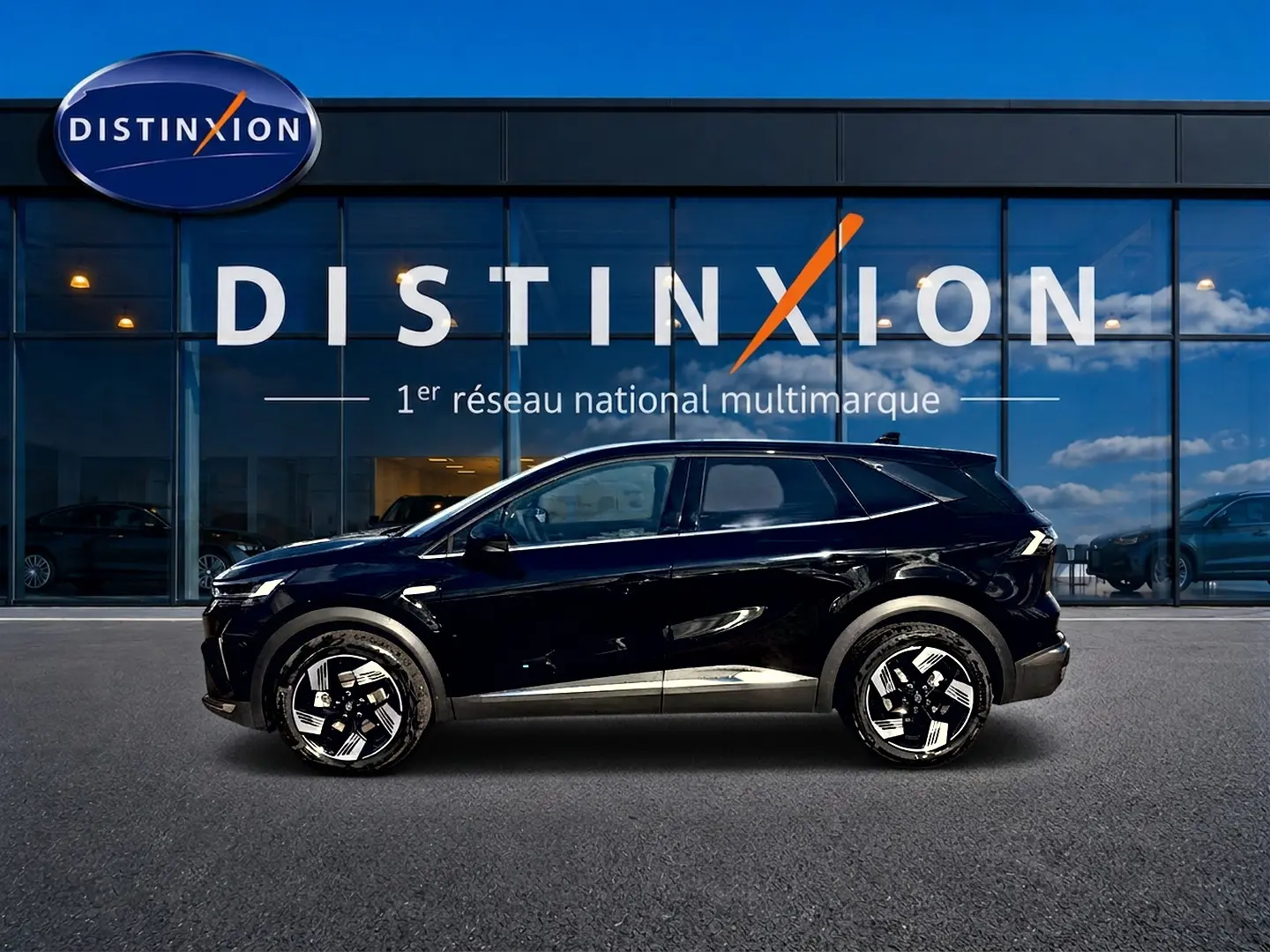 Profil droit du Renault Symbioz noir étoile 2026, avec jantes alu distinctives, devant une vitrine Distinxion.