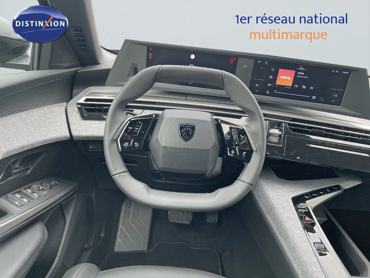 Vue intérieure centrée sur le volant cuir gris du Peugeot 3008 Hybrid 2025 avec tableau de bord numérique.