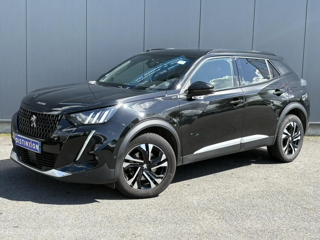 Peugeot 2008 GT noir Onyx vue 3/4 avant droit, avec jantes bi-tons et signature lumineuse LED distinctive.