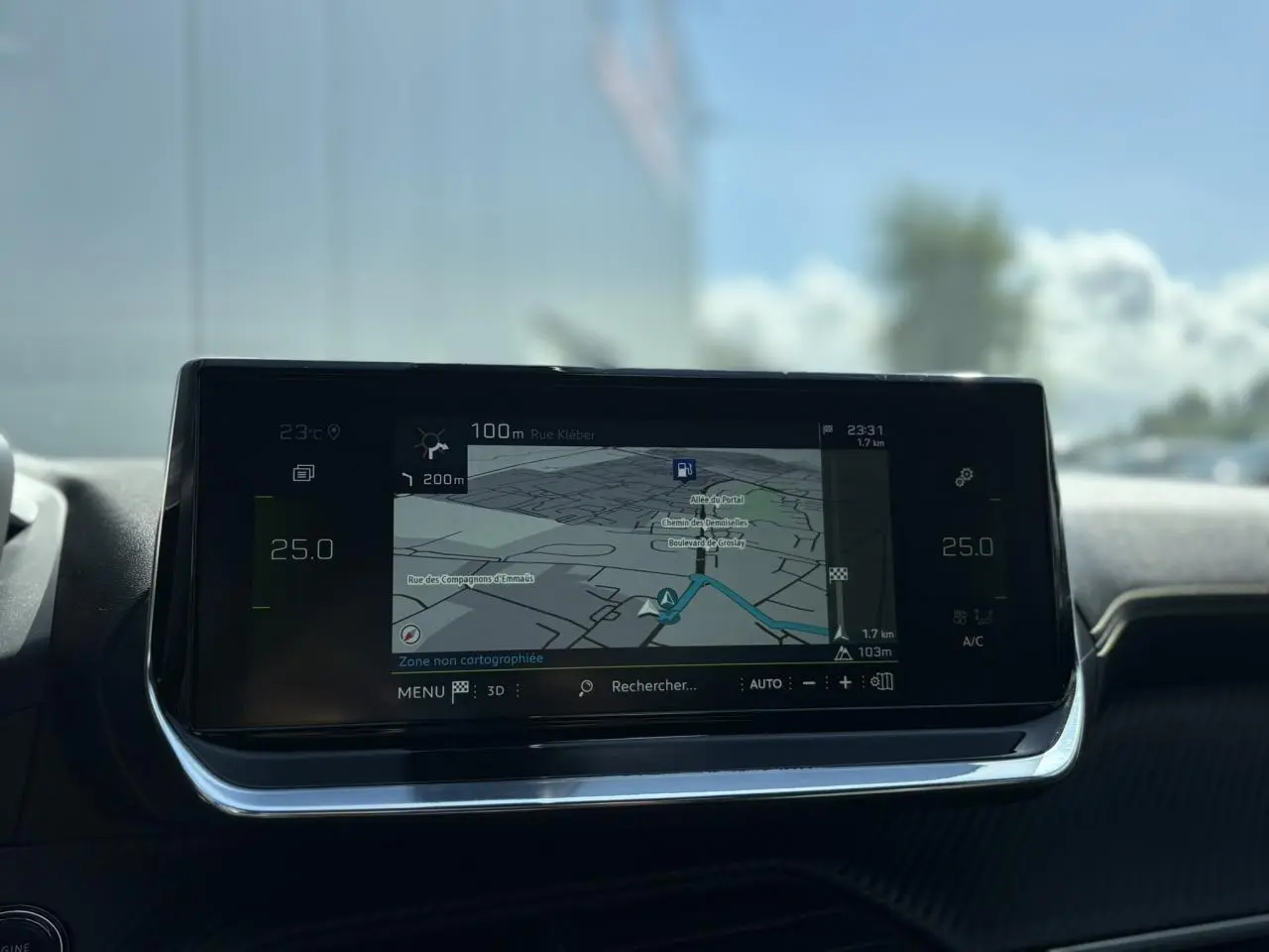 Écran tactile GPS 10'' du Peugeot 2008 GT 2021 affichant une carte de navigation en intérieur.
