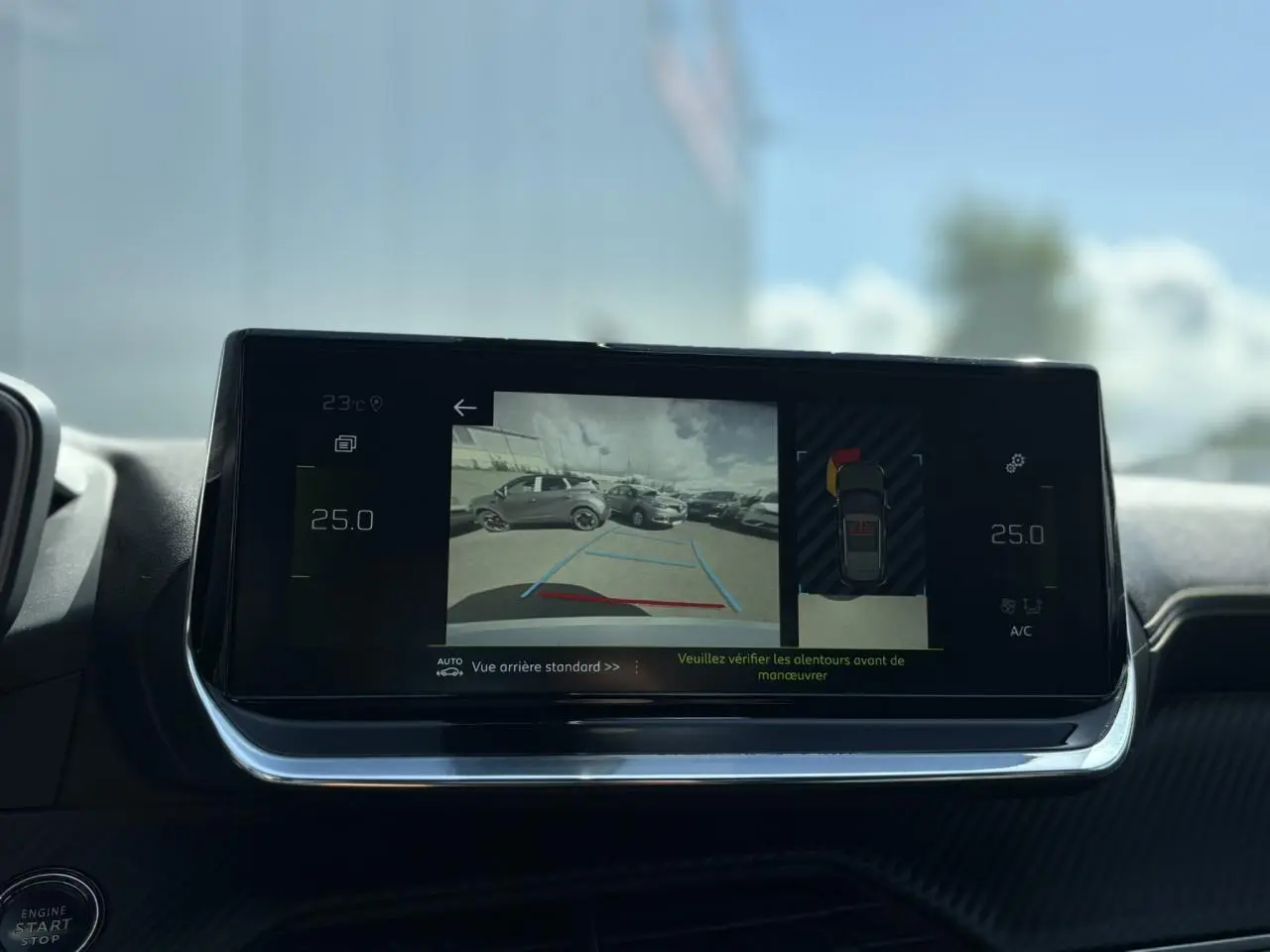 Écran tactile du Peugeot 2008 GT montrant la caméra de recul et l’aide au stationnement en intérieur noir.
