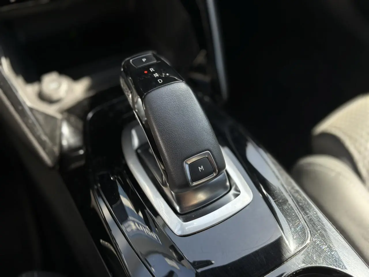 Le levier de vitesses automatique noir et argenté du Peugeot 2008 GT, vue rapprochée de la console centrale.