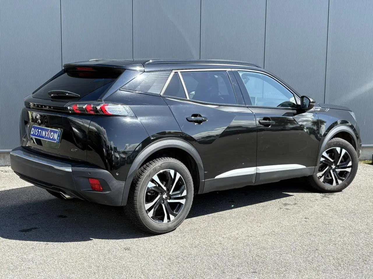 Peugeot 2008 noir Onyx vue 3/4 arrière droit, avec jantes alliage bi-ton et feux arrière LED 3 griffes.