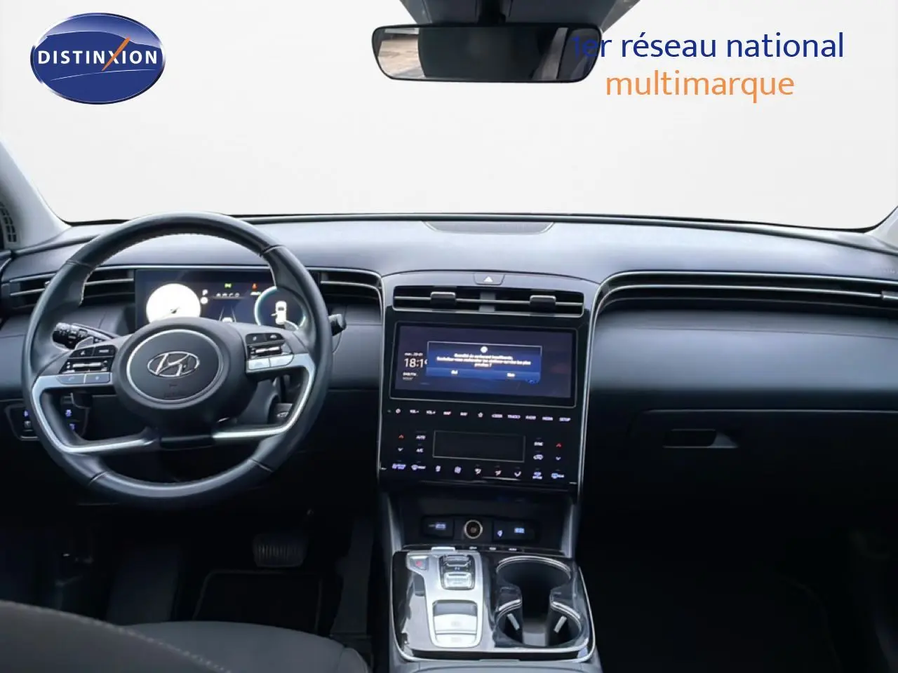 Vue intérieure du tableau de bord et volant du Hyundai Tucson 2023 en finition Business, ambiance noire moderne et écran tactile central.
