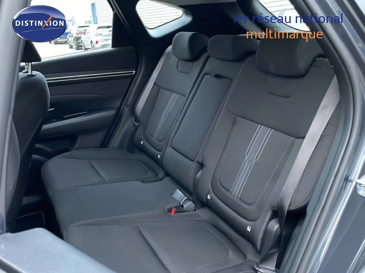 Vue intérieure côté droit montrant la banquette arrière noire avec détails en tissu du Hyundai Tucson 2023 Dark Knight Metal.