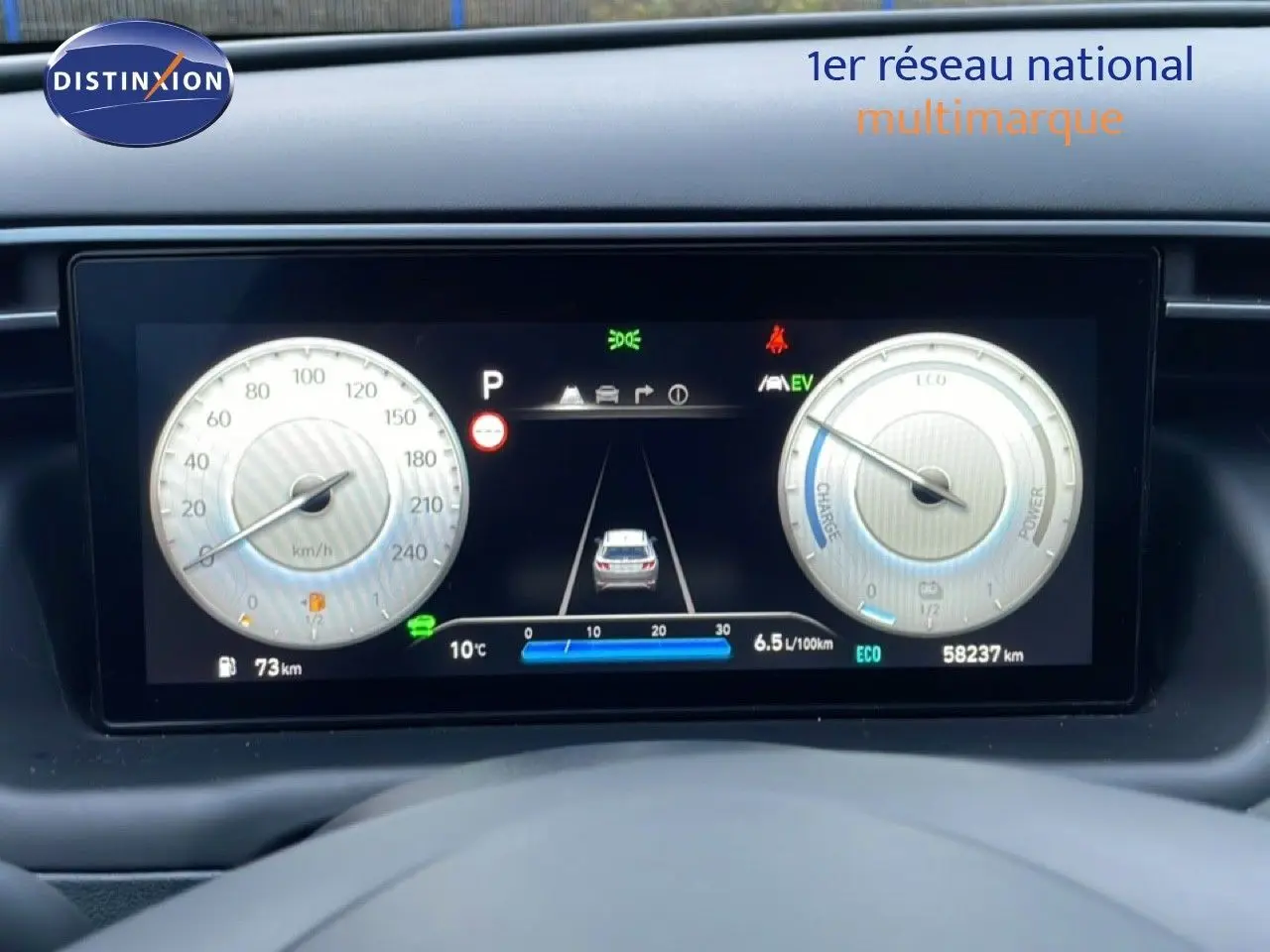 Affichage numérique du tableau de bord du Hyundai Tucson 2023, montrant la vitesse, la consommation et l'autonomie.