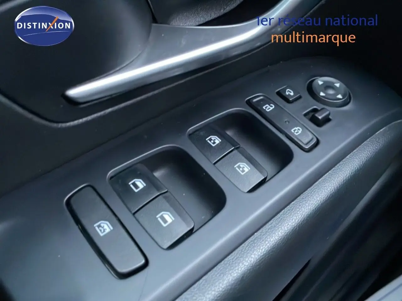 Gros plan sur les commandes des vitres électriques et rétroviseurs côté conducteur du Hyundai Tucson 2023 finition Business en noir.