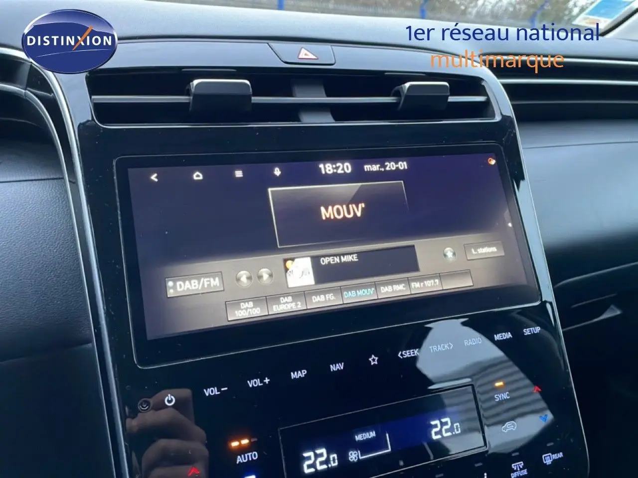 Vue intérieure du tableau de bord du Hyundai Tucson 2023 avec écran tactile et commandes de climatisation digitales.