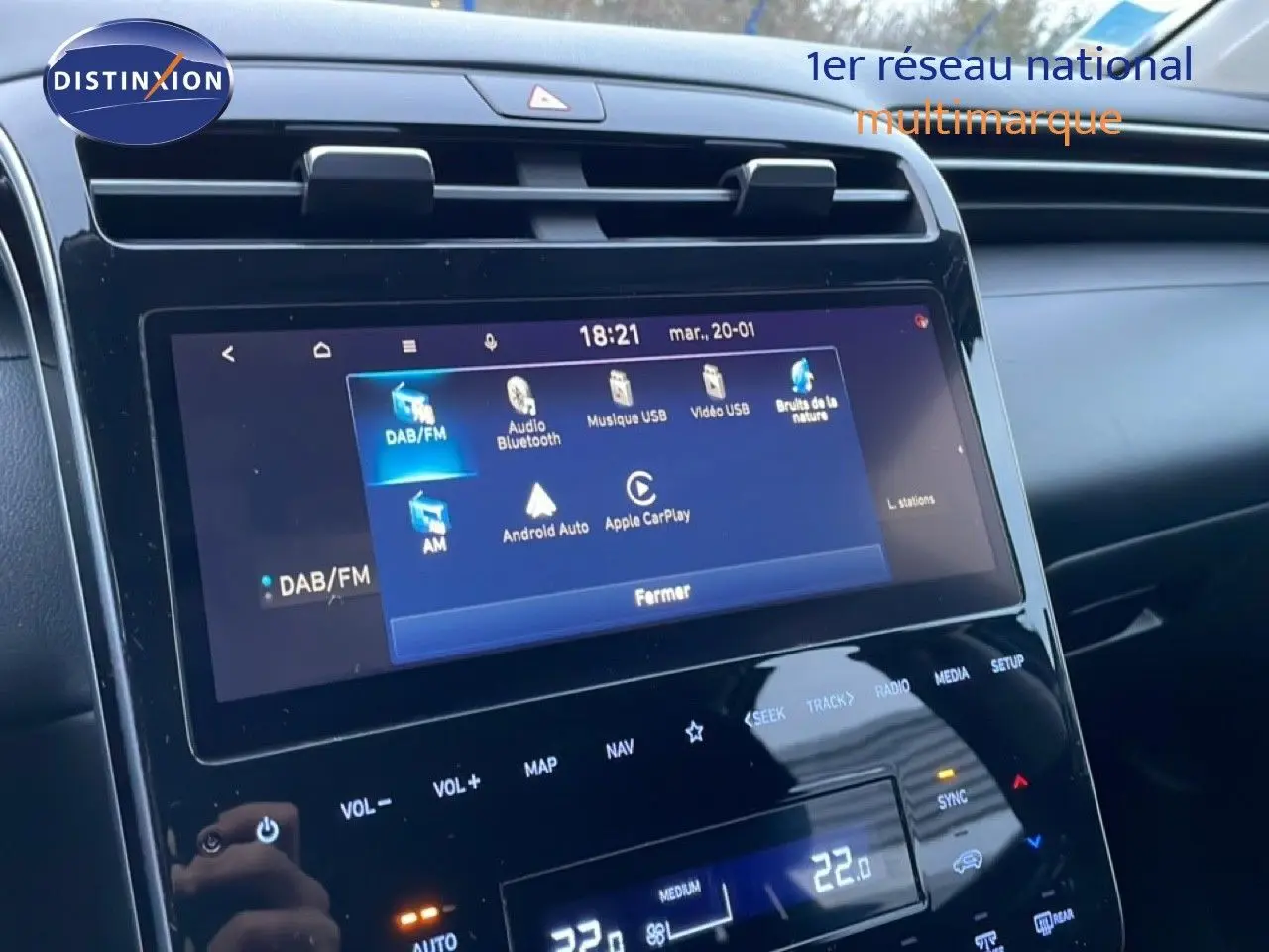 Vue rapprochée de l'écran tactile central du Hyundai Tucson 2023 en Dark Knight Metal, affichant les options multimédia et connectivité.