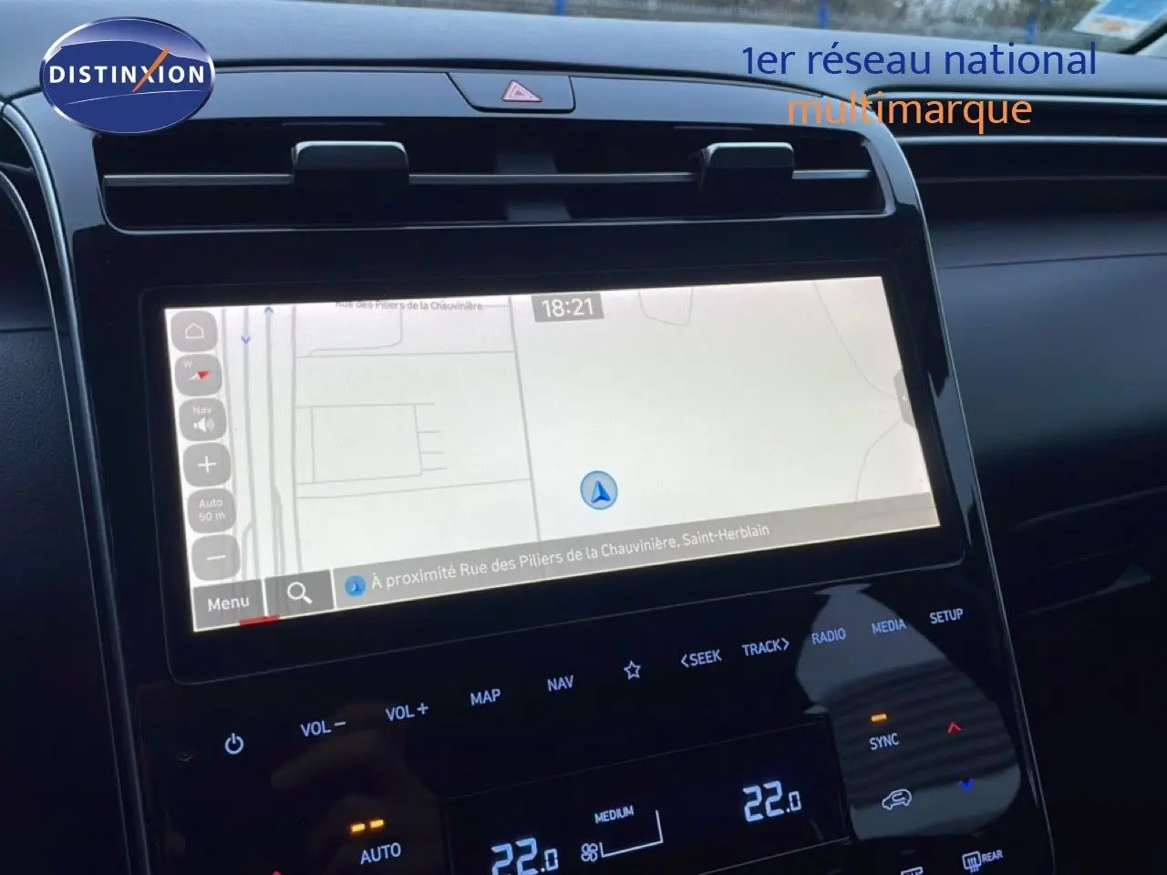 Vue rapprochée de l’écran tactile central du Hyundai Tucson 2023 en Dark Knight Metal, affichant la navigation GPS.