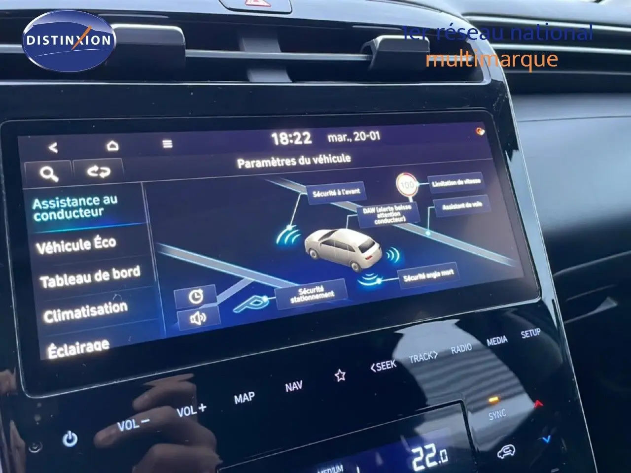 Vue rapprochée de l’écran tactile intérieur du Hyundai Tucson 2023 affichant les paramètres d’assistance au conducteur.