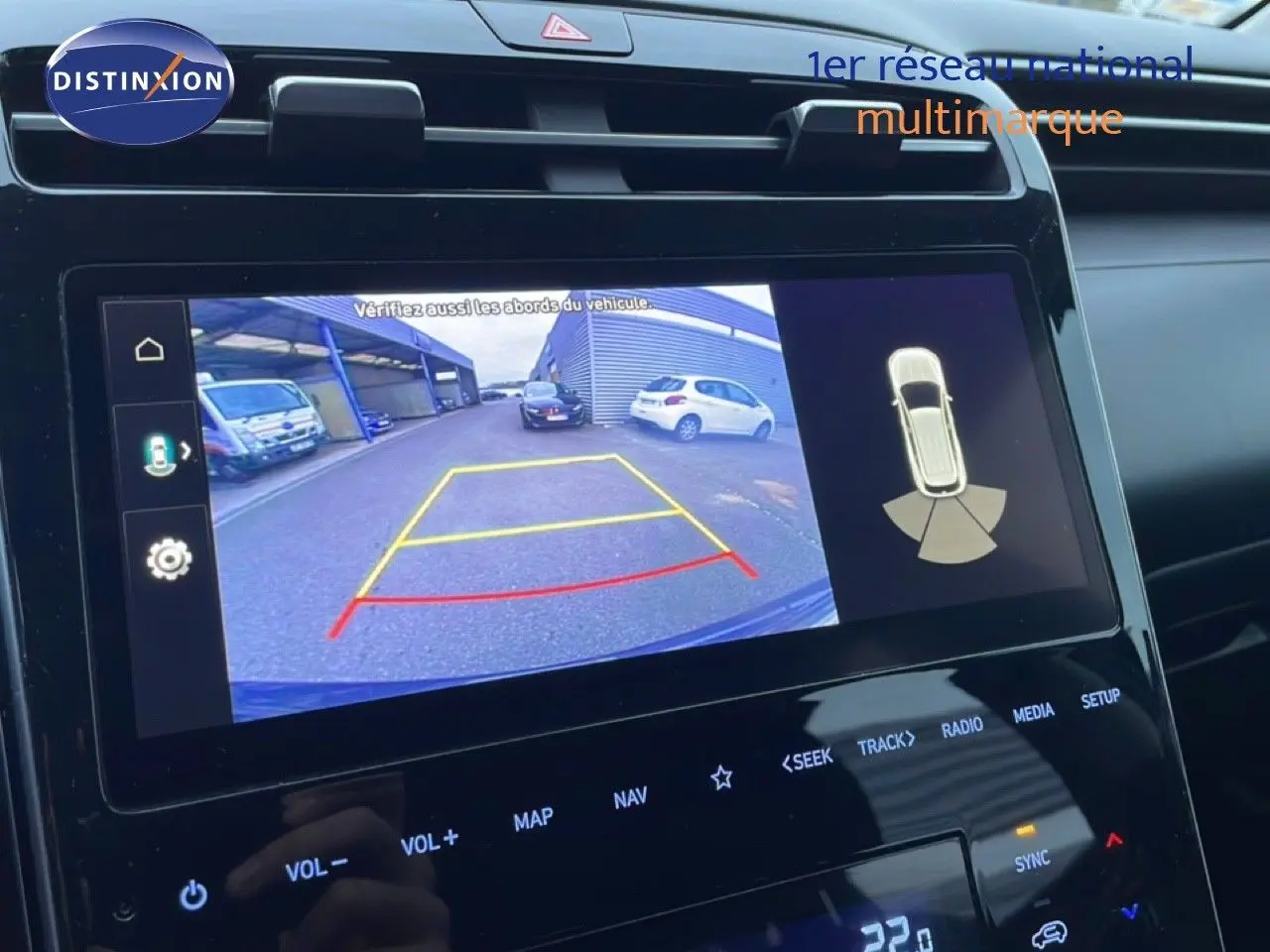 Écran tactile intérieur montrant la caméra de recul du Hyundai Tucson 2023 couleur Dark Knight Metal.
