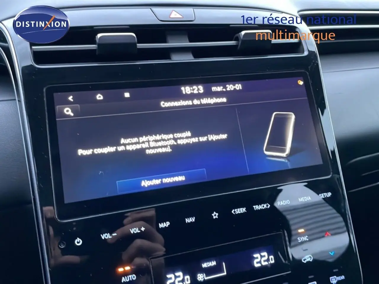 Vue rapprochée de l’écran tactile central du Hyundai Tucson 2023 en Dark Knight Metal, affichant la connexion Bluetooth.