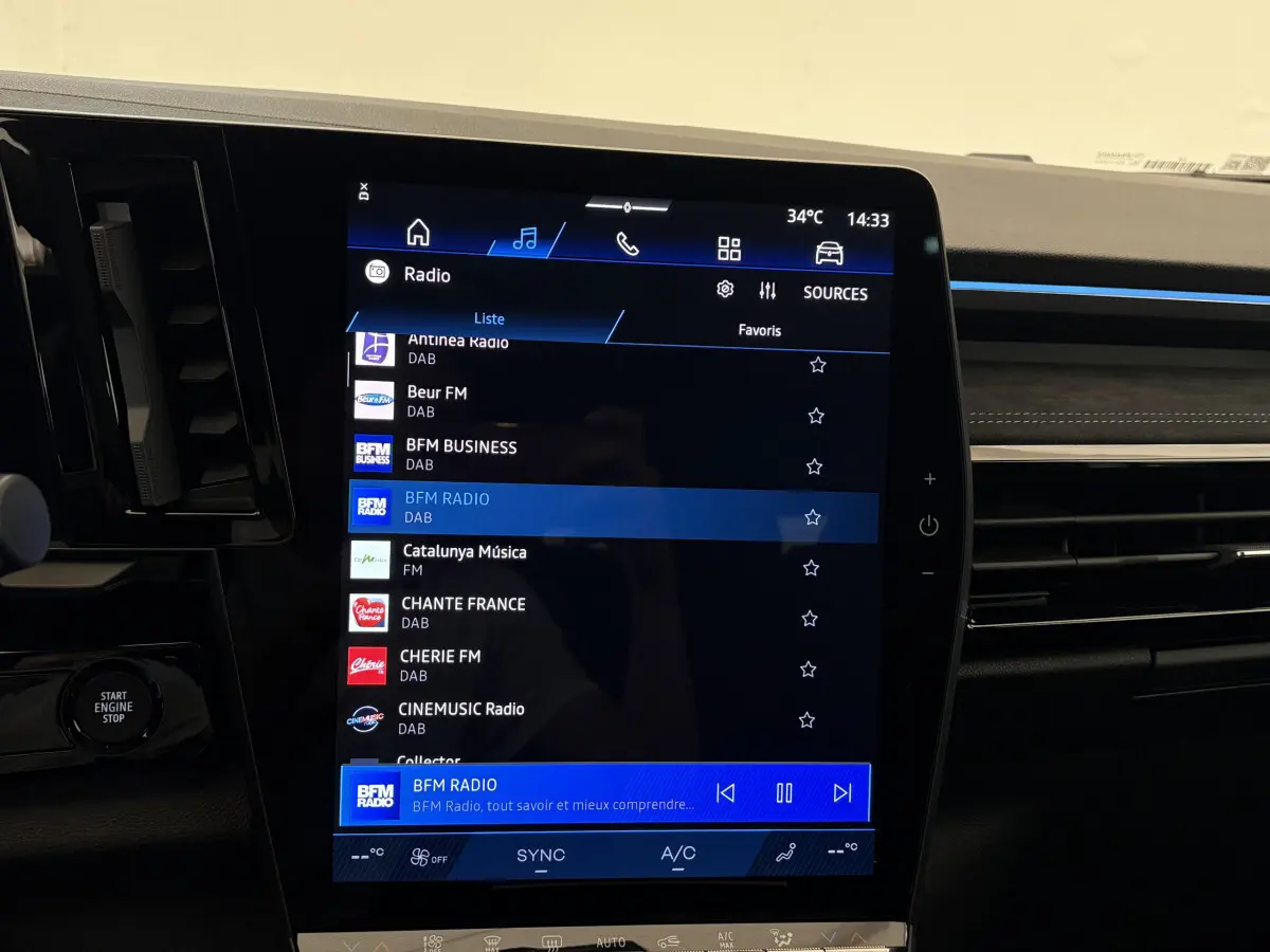 Vue intérieure centrée sur l’écran tactile multimédia du tableau de bord du Renault Espace blanc 2025 esprit Alpine.