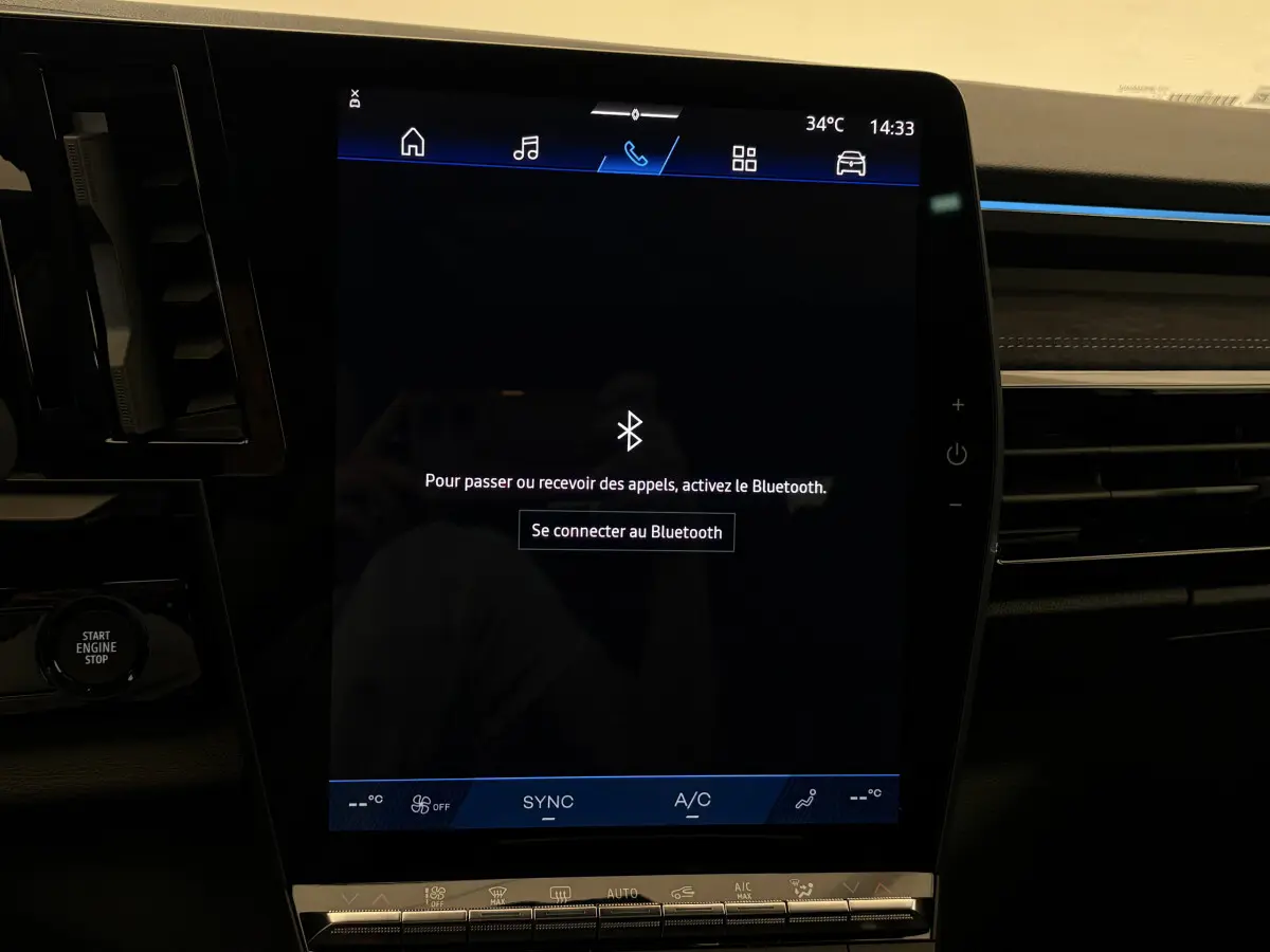 Écran tactile central du tableau de bord du Renault Espace blanc, affichant la connexion Bluetooth, vue intérieure.