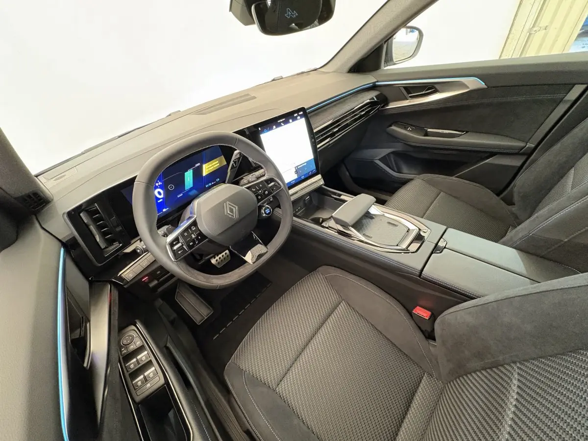 Intérieur noir du Renault Espace 2025 esprit Alpine, vue côté conducteur avec tableau de bord digital et écran tactile vertical.