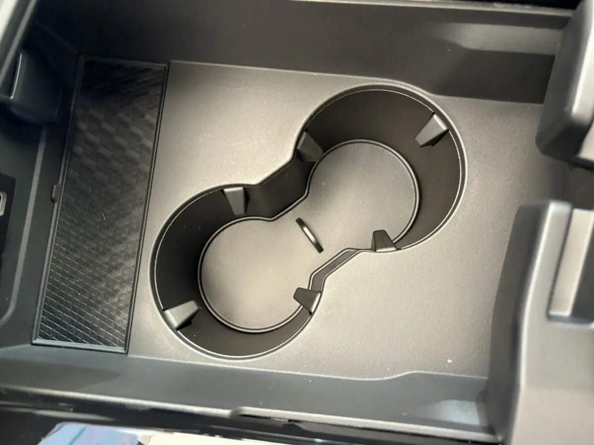 Gros plan sur les porte-gobelets noirs intégrés à la console centrale du Renault Espace esprit Alpine 2025.