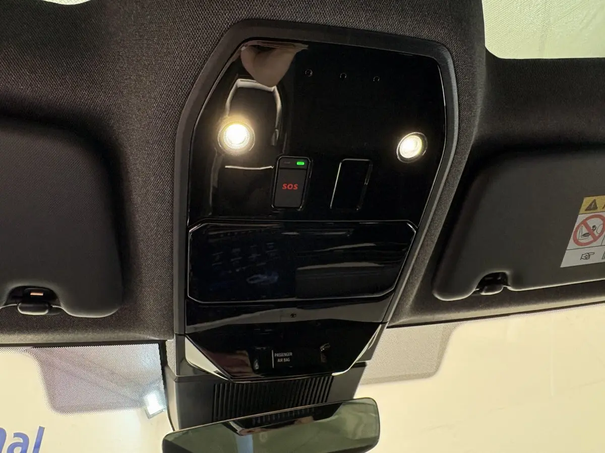 Plafonnier intérieur avec éclairage et bouton SOS du Renault Espace blanc, vue en contre-plongée vers l'avant.