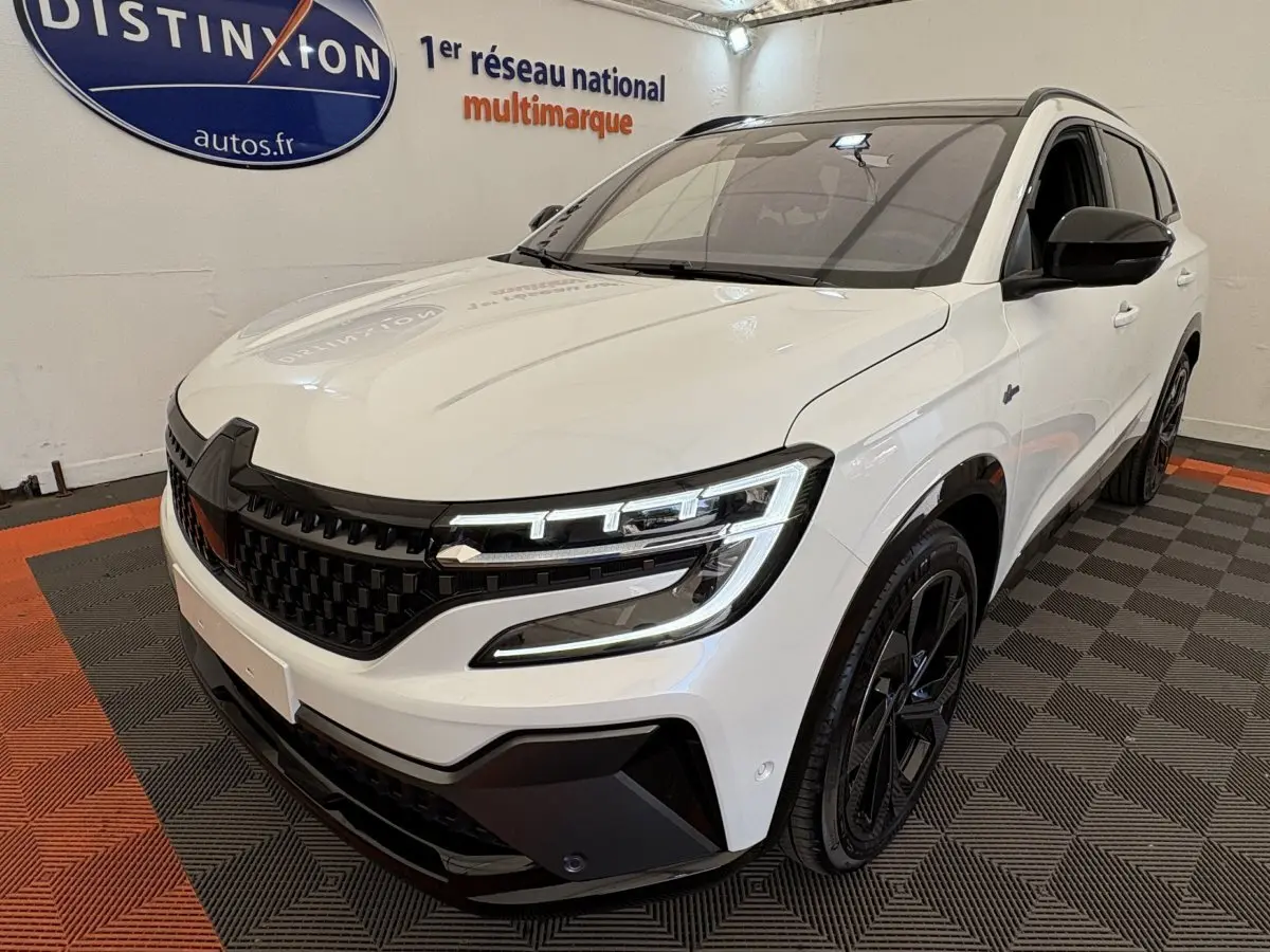 Renault Espace esprit Alpine blanc en 3/4 avant droit, avec calandre noire et jantes noires distinctives.