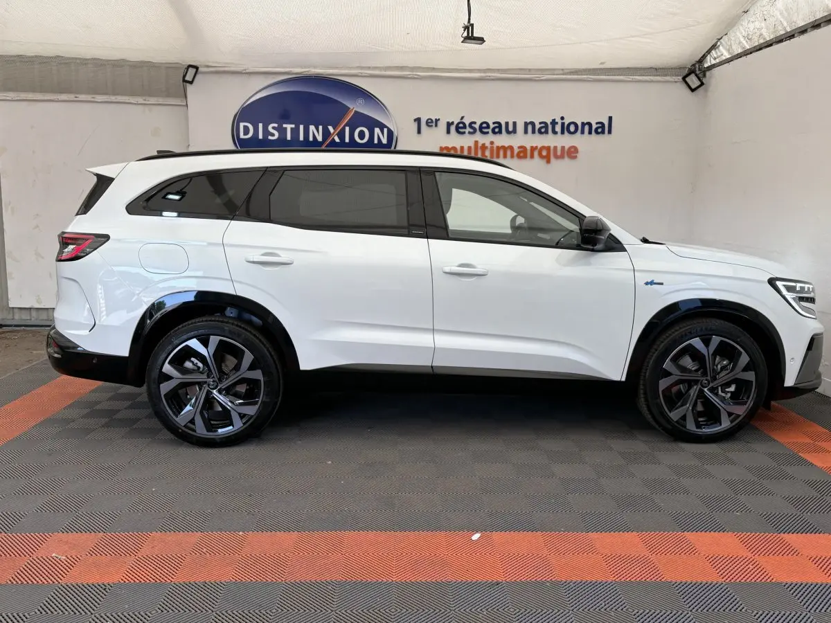 Profil droit du Renault Espace blanc esprit Alpine 7 places, jantes noires et toit noir contrastant.