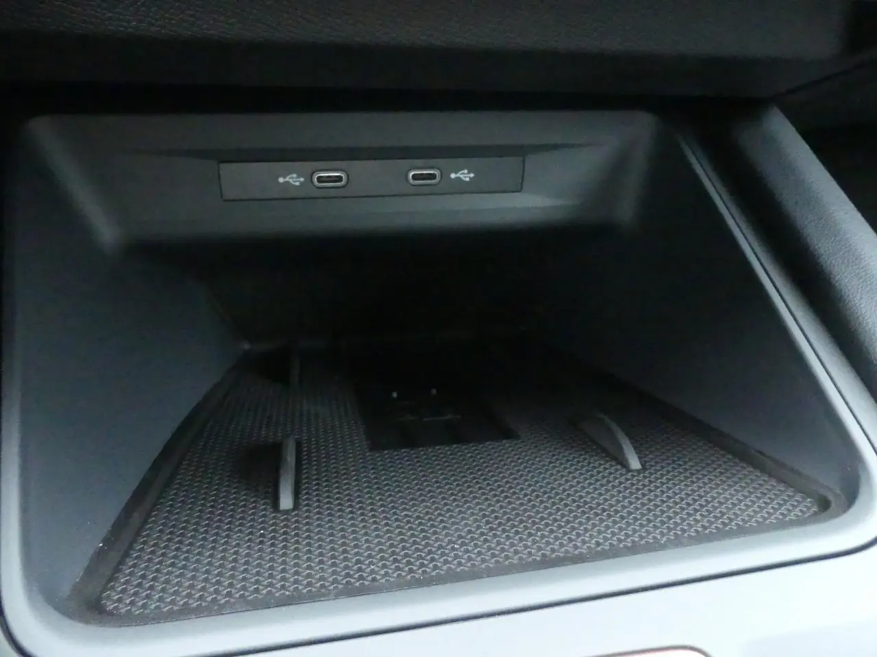 Gros plan sur la console centrale noire du CUPRA Formentor 2025 montrant deux ports USB-C intégrés.