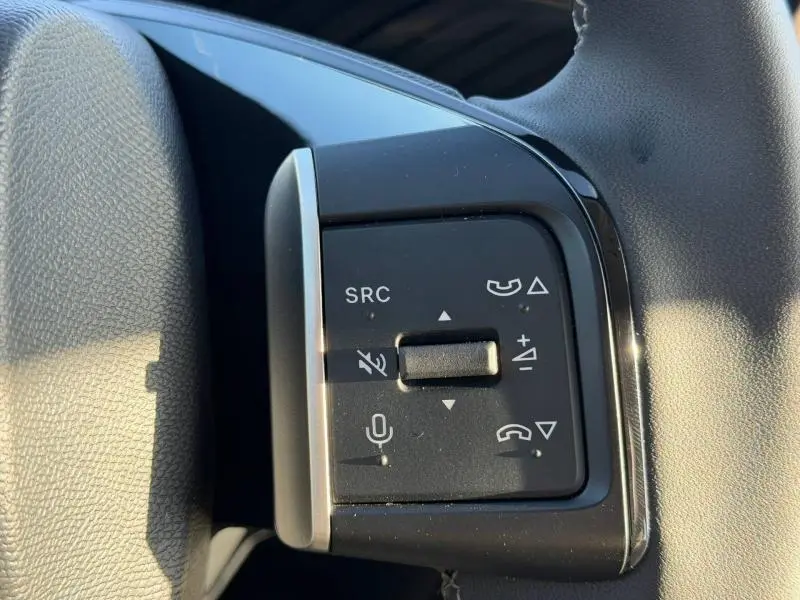 Gros plan sur les commandes multifonctions côté gauche du volant de la Citroën C3 2025 en Noir Perla Nera.