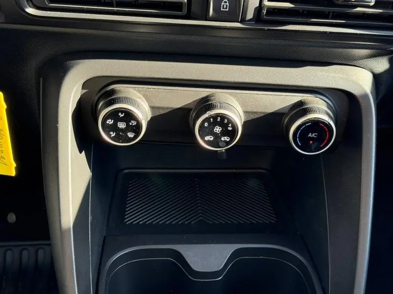 Gros plan sur les commandes de climatisation manuelle de la Citroën C3 2025, finition Noir Perla Nera.