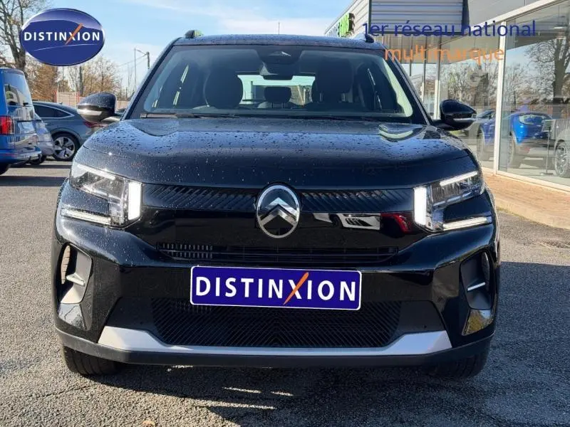 Vue frontale d'une Citroën C3 2025 noire Perla Nera avec logo distinctif et phares LED allumés.