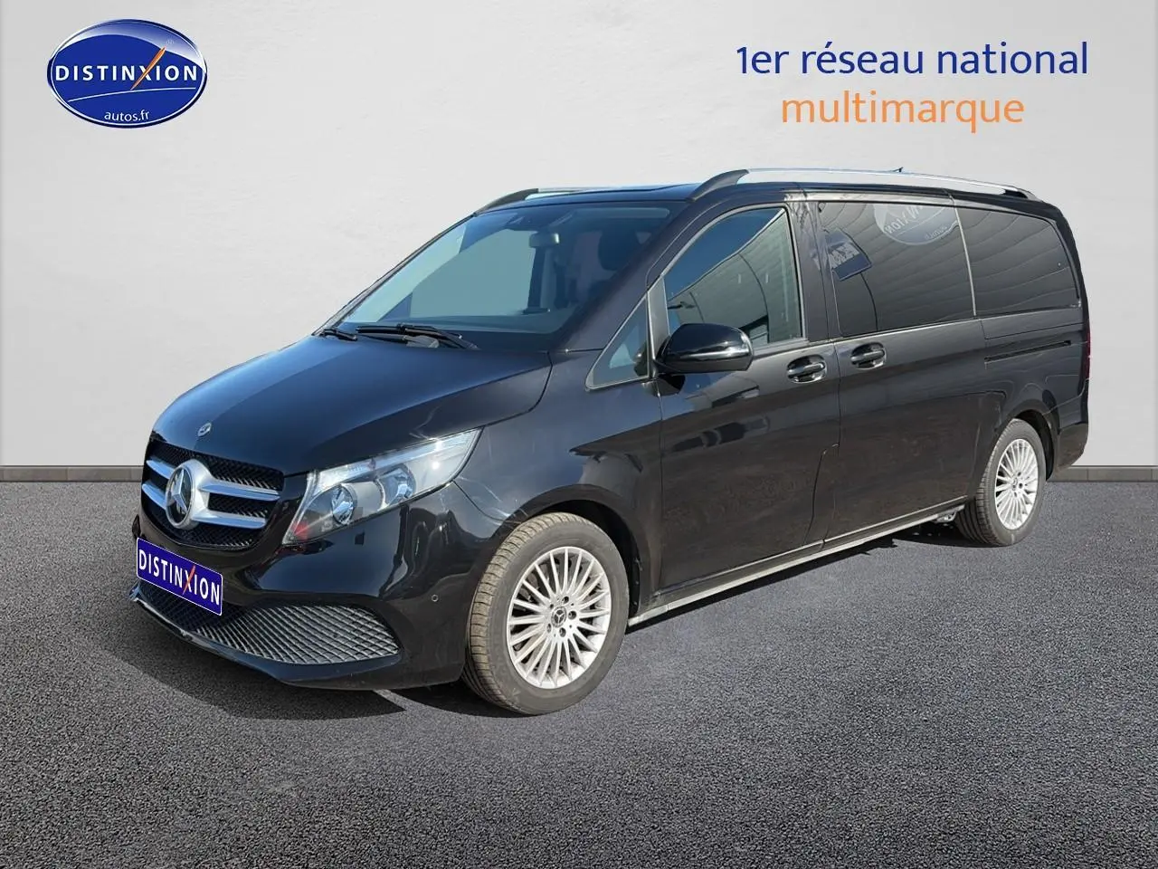 Vue 3/4 avant droite d’un Mercedes Classe V 220 d long style noir avec porte latérale coulissante gauche.