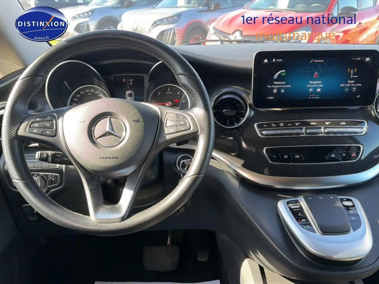 Vue intérieure centrée sur le volant Mercedes Classe V 220 d 2021 avec écran tactile et commandes au volant.
