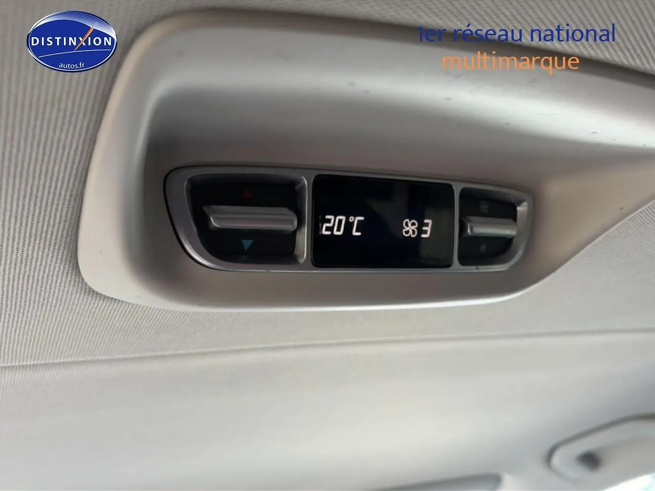 Commande de climatisation arrière avec affichage digital à 20°C dans un Mercedes Classe V noir 220 d long style.