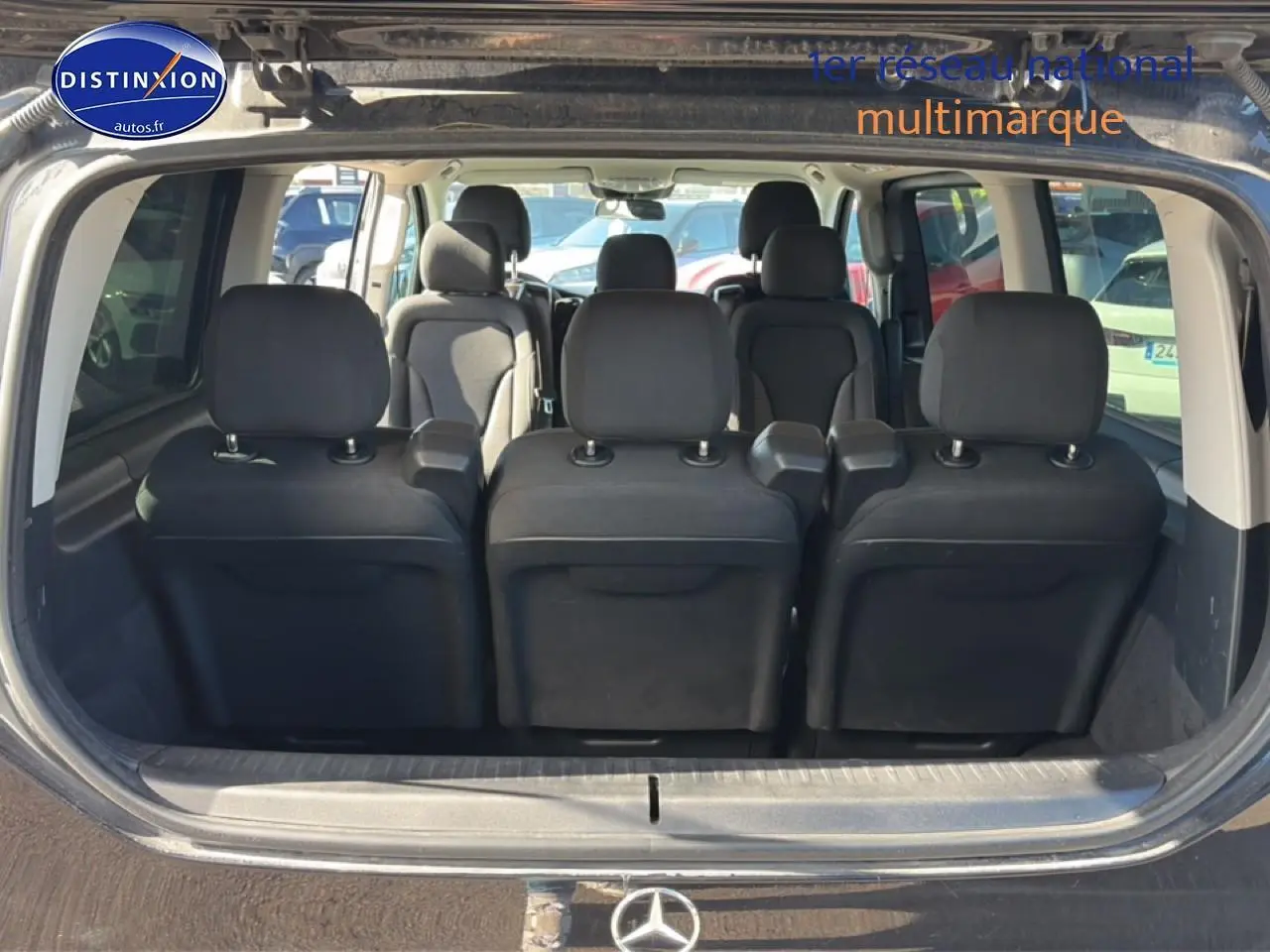 Vue arrière ouverte du Mercedes Classe V noir montrant les sièges en tissu et la configuration intérieure spacieuse.