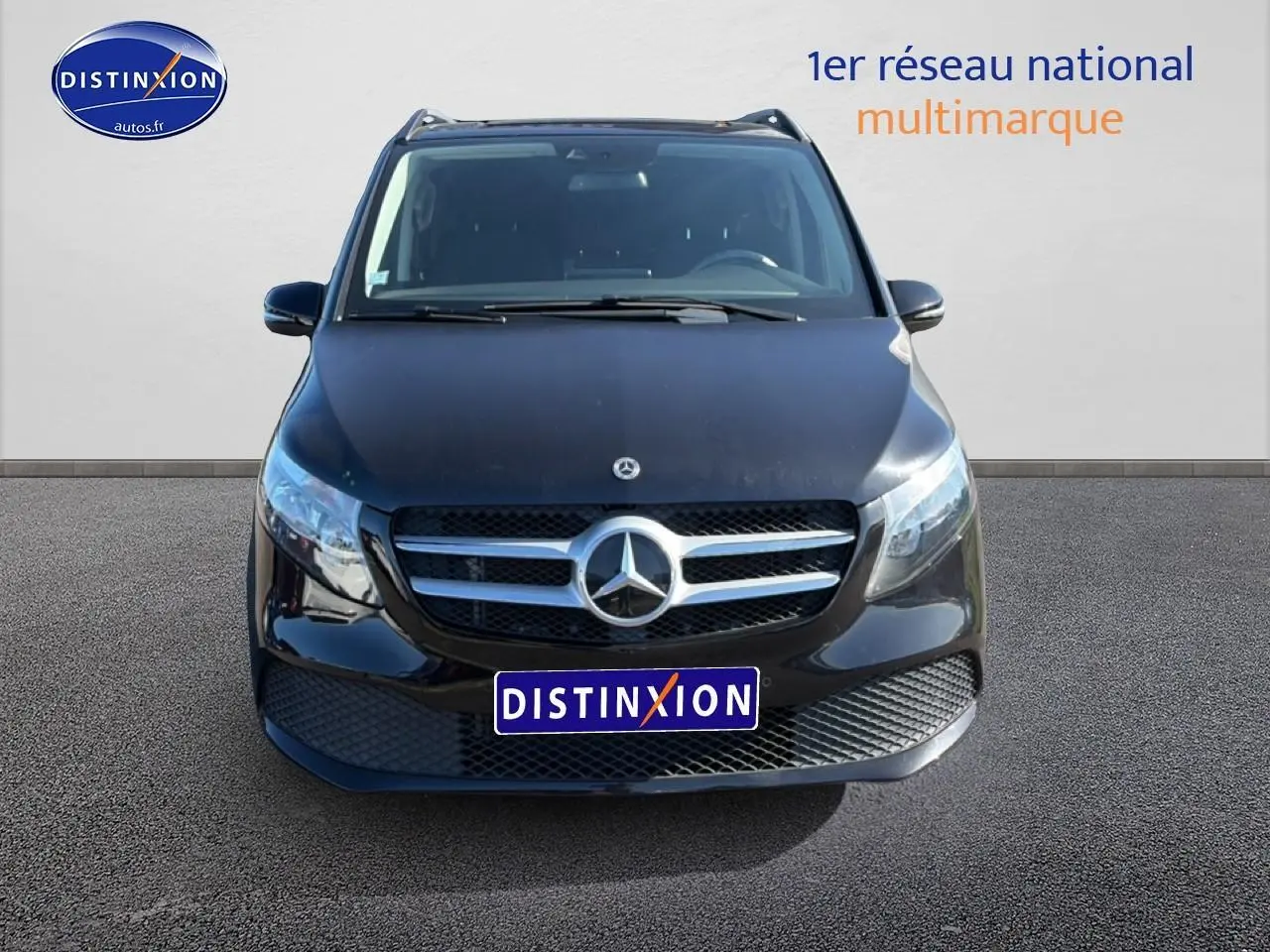 Vue frontale d'un Mercedes Classe V 220 d long noir avec calandre chromée et logo étoile bien visible.